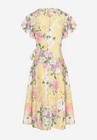 Born2be - Żółta Kwiatowa Sukienka z Kopertowym Dekoltem Atorina. Okazja: na co dzień, do pracy, na spotkanie biznesowe. Typ kołnierza: dekolt kopertowy. Kolor: żółty. Wzór: kwiaty. Typ sukienki: kopertowe. Styl: biznesowy, casual #5