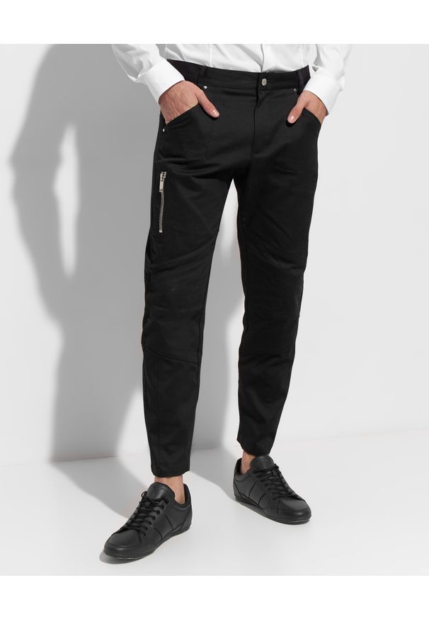 Les Hommes - LES HOMMES - Czarne spodnie z przeszyciami. Kolor: czarny. Materiał: bawełna, elastan