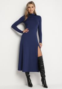 Born2be - Granatowa Sukienka z Półgolfem Taliowana z Rozcięciem na Boku Sailea. Okazja: na co dzień. Kolor: niebieski. Długość rękawa: długi rękaw. Styl: klasyczny, casual, elegancki #7