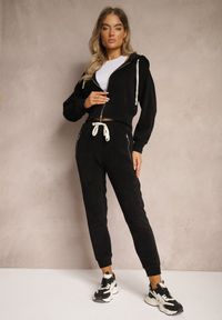 Renee - Czarny Komplet Dresowy z Dodatkiem Bawełny Spodnie z Gumką w Talii Bluza z Kapturem Sesaria. Kolor: czarny. Materiał: dresówka, bawełna. Wzór: kolorowy #3