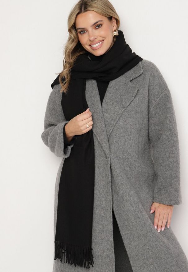 Born2be - Czarny Szalik z Bawełną i Wiskozą Ozdobiony Frędzlami Siadortia. Okazja: na co dzień, na spotkanie biznesowe. Kolor: czarny. Materiał: bawełna, wiskoza. Wzór: aplikacja. Styl: klasyczny, casual, elegancki, biznesowy