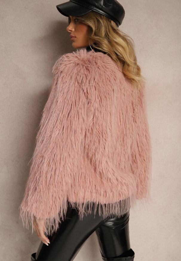 Renee - Różowa Futerkowa Kurtka o Prostym Kroju z Zapięciem na Haftki Sialithiel. Okazja: na co dzień, na imprezę. Kolor: różowy. Styl: casual, elegancki, klasyczny