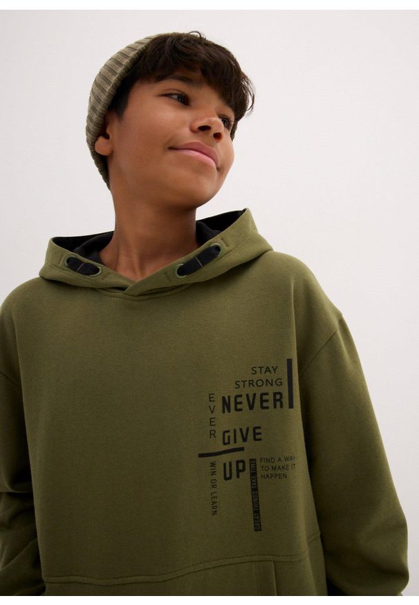 bonprix - Bluza chłopięca z kapturem. Typ kołnierza: kaptur. Kolor: zielony