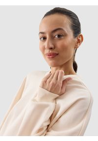4f - 4F Bluza dresowa oversize nierozpinana bez kaptura damska - kremowa XXL. Okazja: na co dzień. Typ kołnierza: bez kaptura. Kolor: beżowy. Materiał: dresówka. Wzór: gładki, nadruk, ze splotem. Styl: sportowy, klasyczny, casual