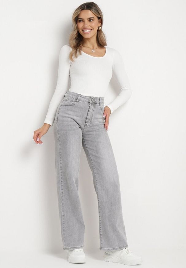 Born2be - Jasnoszare Jeansy Szerokie z Bawełny z Wyższym Stanem Adrinca. Okazja: na co dzień. Stan: podwyższony. Kolor: szary. Styl: casual