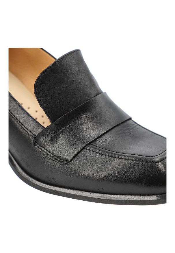 Czarne Półbuty Armodo Damskie Eleganckie Buty. Okazja: na spotkanie biznesowe, do pracy. Zapięcie: bez zapięcia. Kolor: czarny. Materiał: skóra, materiał. Szerokość cholewki: normalna. Obcas: na słupku. Styl: elegancki