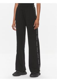 Calvin Klein Jeans Spodnie dresowe J20J223118 Czarny Relaxed Fit. Kolor: czarny. Materiał: syntetyk