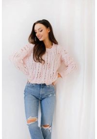 Sukienki.shop - Sweter damski z wełną okrągłym dekoltem i pięknym splotem różowy. Okazja: na co dzień, na spacer. Kolor: różowy. Materiał: wełna. Wzór: ze splotem. Sezon: lato. Styl: klasyczny, casual, elegancki #2