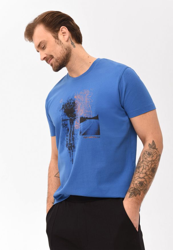 Volcano - T-shirt bawełniany, Comfort Fit, T-ROADBIKE. Okazja: na co dzień. Materiał: bawełna. Długość rękawa: krótki rękaw. Długość: krótkie. Wzór: nadruk. Sezon: wiosna, lato. Styl: casual, sportowy