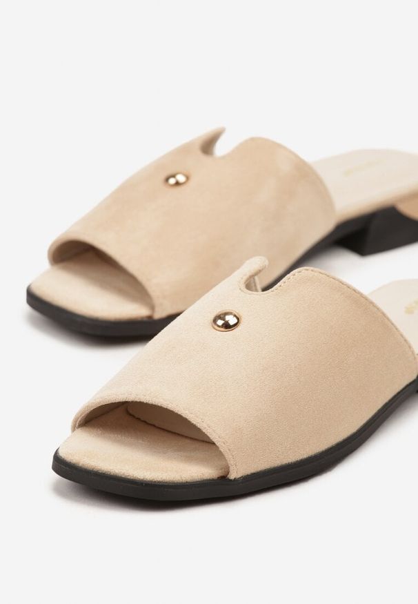 Born2be - Beżowe Klapki Vices z Ozdobnym Wycięciem i Aplikacją Tiladea. Okazja: na co dzień. Kolor: beżowy. Wzór: aplikacja. Styl: elegancki, casual