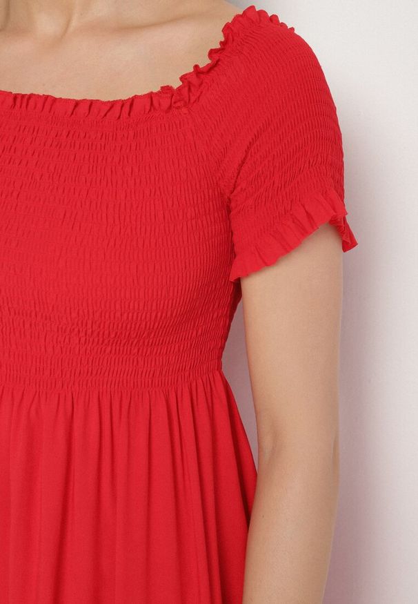 Born2be - Czerwona Bawełniana Sukienka Typu Hiszpanka Tolowena. Typ kołnierza: dekolt hiszpanka. Kolor: czerwony. Materiał: bawełna. Sezon: lato. Styl: elegancki