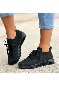 Czarne sportowe buty damskie McKeylor 8695. Kolor: czarny. Materiał: tkanina. Obcas: na obcasie. Wysokość obcasa: średni