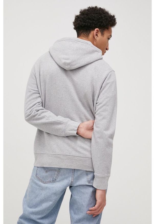 Levi's® - Levi's bluza bawełniana męska kolor szary z kapturem z nadrukiem. Okazja: na spotkanie biznesowe, na co dzień. Typ kołnierza: kaptur. Kolor: szary. Materiał: bawełna. Wzór: nadruk. Styl: casual, biznesowy