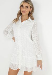 Born2be - Biała Koszulowa Sukienka z Metaliczną Nitką Shenemi. Kolor: biały. Materiał: tkanina, koronka. Typ sukienki: koszulowe. Długość: mini #1