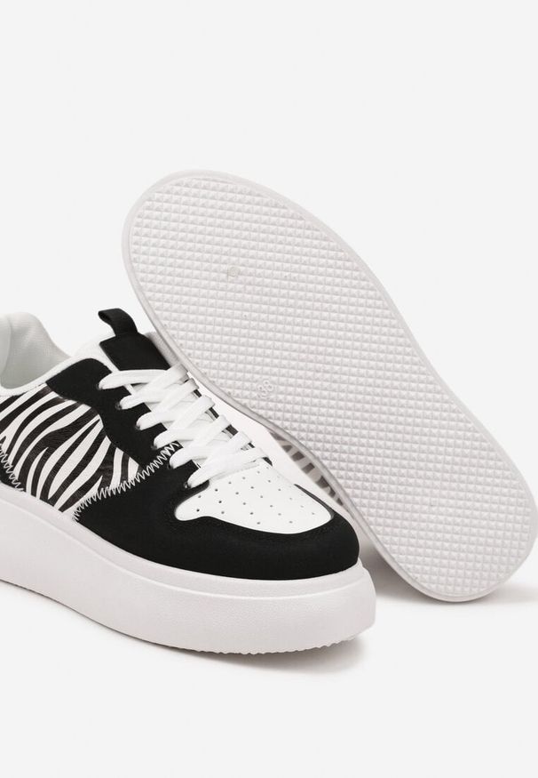 Born2be - Czarno-Białe Sneakersy na Platformie z Ozdobnymi Przeszyciami Perforacją i Printem w Zeberkę Senaleira. Okazja: na co dzień. Zapięcie: sznurówki. Kolor: czarny. Materiał: jeans. Wzór: nadruk. Obcas: na platformie