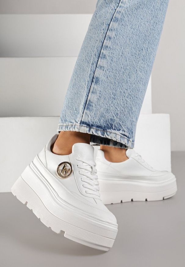 Renee - Białe Chunky Sneakersy Vices na Platformie z Okrągłym Detalem Sedvira. Okazja: na spacer. Nosek buta: okrągły. Kolor: biały. Materiał: jeans, koronka, skóra. Obcas: na platformie. Sport: turystyka piesza