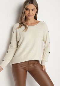 Born2be - Jasnobeżowy Sweter z Dodatkiem Bawełny i Wiskozy z Guzikami na Rękawach Ciasine. Okazja: na co dzień. Kolekcja: plus size. Kolor: beżowy. Materiał: wiskoza, bawełna. Długość rękawa: długi rękaw. Długość: długie. Styl: casual #4