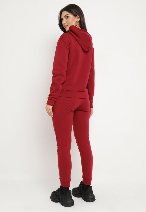 Born2be - Bordowy Bawełniany Komplet Dresowy Ocieplany Bluza i Spodnie Sevizelle. Kolor: czerwony. Materiał: dresówka, bawełna. Wzór: aplikacja, nadruk