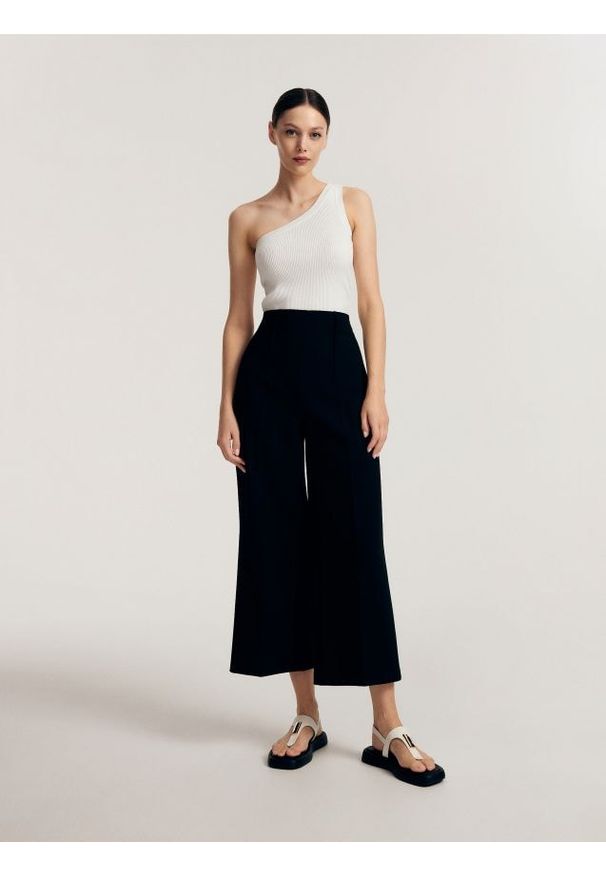 Reserved - Eleganckie spodnie z kantem - czarny. Kolor: czarny. Materiał: poliester, tkanina. Wzór: gładki. Styl: elegancki