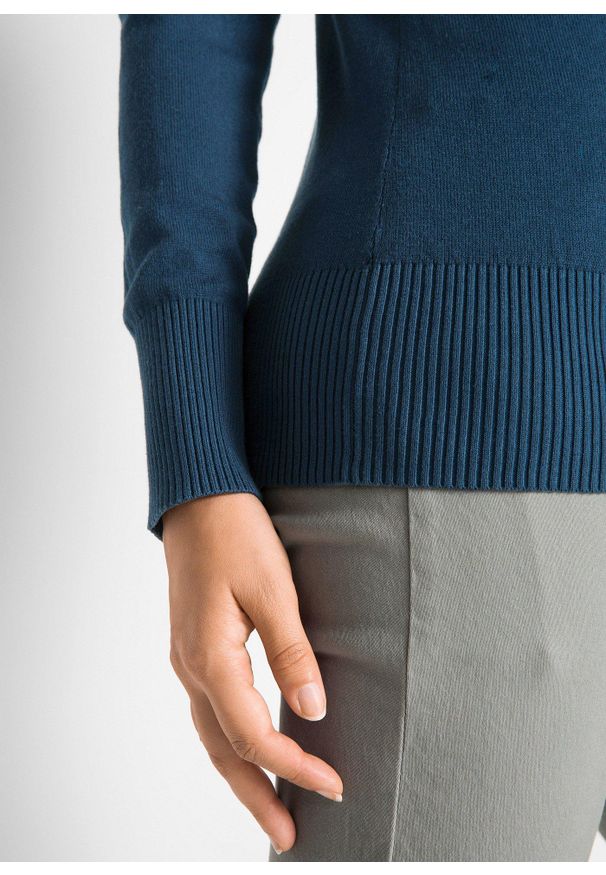 bonprix - Sweter z dekoltem w serek z dzianiny o gładkim splocie drobnych oczek. Okazja: na co dzień. Typ kołnierza: dekolt w serek. Kolor: niebieski. Materiał: dzianina. Wzór: gładki, ze splotem. Styl: casual