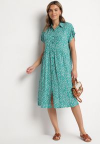 Born2be - Ciemnozielona Bawełniana Sukienka Koszulowa w Kwiaty z Rozkloszowanym Dołem Jerilsa. Okazja: na co dzień. Typ kołnierza: kołnierzyk klasyczny. Kolor: zielony. Materiał: bawełna. Długość rękawa: krótki rękaw. Wzór: kwiaty. Typ sukienki: koszulowe. Styl: klasyczny, casual, elegancki #3