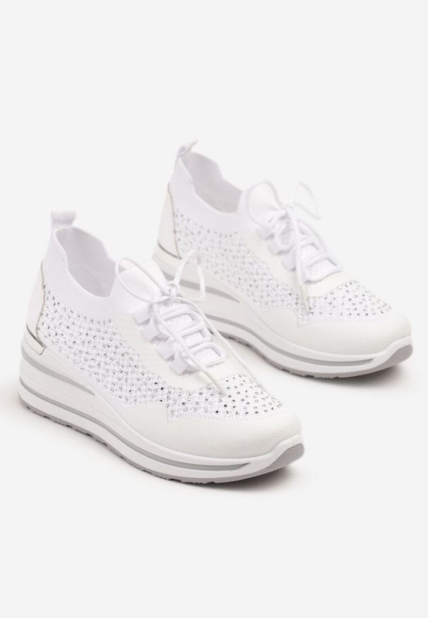 Renee - Białe Sneakersy na Koturnie Ozdobione Metaliczną Aplikacją i Cyrkoniami Fasilna. Okazja: na co dzień, na spacer. Kolor: biały. Wzór: aplikacja. Sezon: lato. Obcas: na koturnie. Sport: turystyka piesza