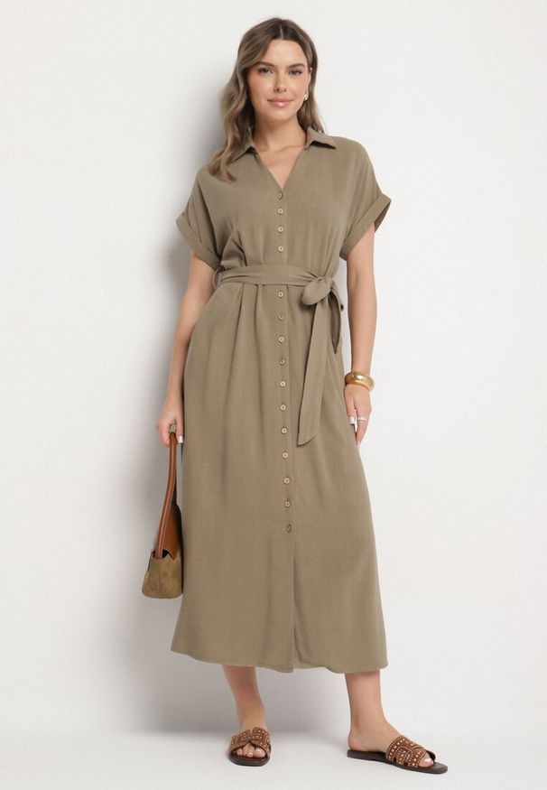 Born2be - Ciemnozielona Sukienka Koszulowa z Wiskozy i Lnu Wiązana w Talii z Kieszeniami Efrasira. Okazja: na co dzień. Kolor: zielony. Materiał: len, wiskoza. Typ sukienki: koszulowe. Styl: casual, elegancki