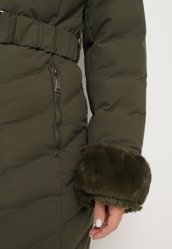 Born2be - Ciemnozielona Pikowana Kurtka Zimowa z Paskiem i Futerkowymi Obszyciami z Możliwością Odpięcia Hedirra. Okazja: na co dzień. Kolor: zielony. Materiał: futro, jeans. Długość rękawa: długi rękaw. Długość: długie. Sezon: zima. Styl: casual, elegancki