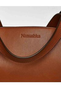 NANUSHKA - Brązowa torba Juno. Kolor: brązowy. Wzór: gładki, paski. Styl: retro, casual, elegancki. Rodzaj torebki: na ramię #3