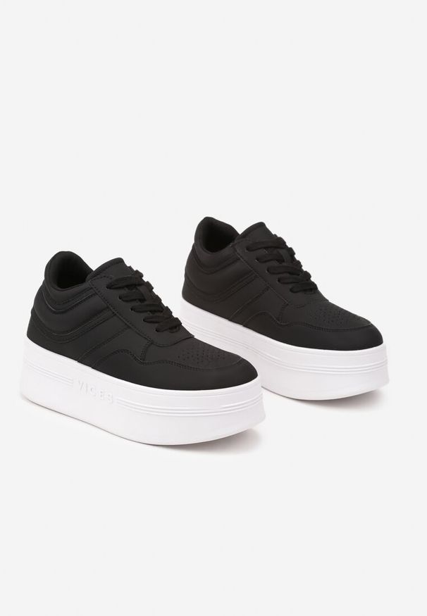 Born2be - Czarne Sznurowane Sneakersy Vices na Grubej Podeszwie Ozdobiona Napisem Annalira. Okazja: na co dzień. Zapięcie: sznurówki. Kolor: czarny. Materiał: jeans. Wzór: napisy, aplikacja. Obcas: na obcasie. Wysokość obcasa: niski
