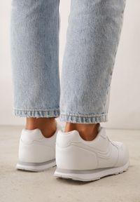 Born2be - Białe Buty Sportowe Laodosa. Okazja: na co dzień. Wysokość cholewki: przed kostkę. Kolor: biały. Materiał: materiał. Szerokość cholewki: normalna. Wzór: napisy, haft, aplikacja #9