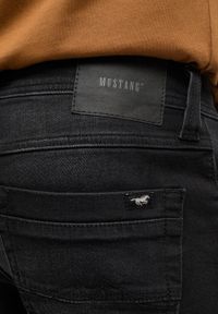 Mustang - MĘSKIE SPODNIE JEANSOWE MUSTANG WAGHINGTON STRAIGHT DENIM BLACK 1014267 4000 883 #4