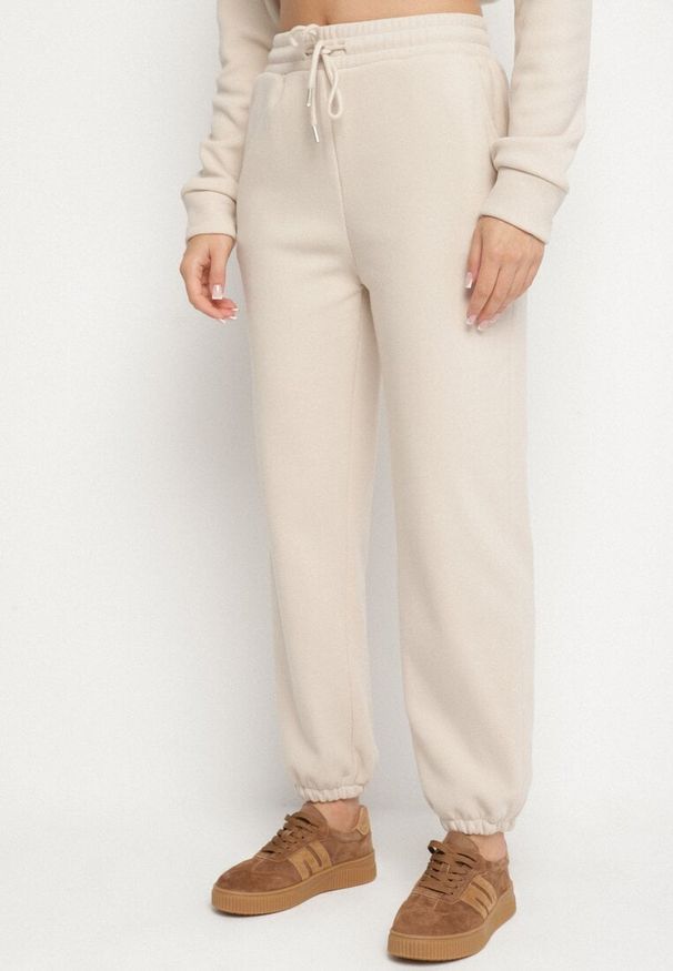 Born2be - Beżowe Bawełniane Spodnie Dresowe ze Sznurkiem Saliavera. Okazja: na co dzień. Kolor: beżowy. Materiał: dresówka, bawełna. Styl: casual, klasyczny, sportowy