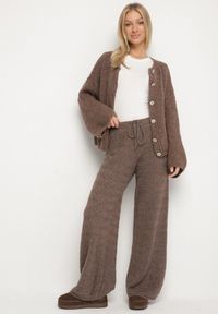 Born2be - Brązowe Dzianinowe Spodnie o Szerokim Kroju z Domieszką Wełny i Wiskozy Tiemella. Okazja: na co dzień. Kolor: brązowy. Materiał: wiskoza, dzianina, wełna. Styl: casual, sportowy