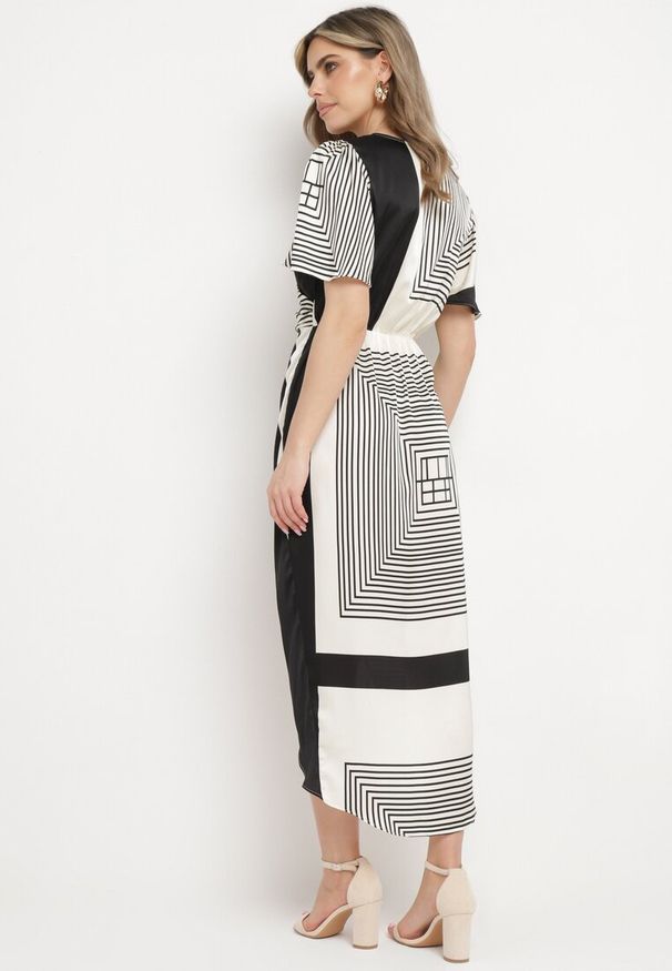 Born2be - Czarno-Biała Kopertowa Sukienka Satynowa z Geometrycznym Wzorem i Gumką w Pasie Gramelia. Okazja: na co dzień. Kolor: czarny. Materiał: satyna. Wzór: geometria. Typ sukienki: kopertowe. Styl: casual