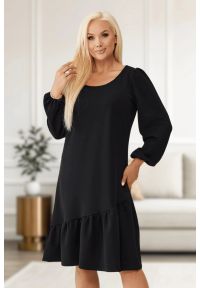 Moda Size Plus Iwanek - Czarna sukienka Estera z falbanką i bufiastymi rękawami PLUS SIZE XXL OVERSIZE JESIEŃ. Okazja: na co dzień. Kolekcja: plus size. Kolor: czarny. Materiał: tkanina, elastan, poliester. Sezon: jesień. Typ sukienki: oversize, dla puszystych. Styl: casual, elegancki, klasyczny #1