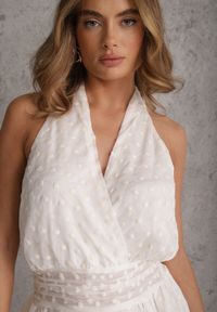 Renee - Biała Kopertowa Sukienka Bez Rękawów o Rozkloszowanym Kroju z Haftem Pelessa. Typ kołnierza: dekolt kopertowy. Kolor: biały. Materiał: poliester. Długość rękawa: bez rękawów. Wzór: haft. Typ sukienki: kopertowe #3