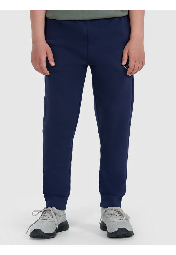 4f - 4F Spodnie dresowe joggery chłopięce - granatowe 140 (9-10 lat). Okazja: na co dzień. Kolor: niebieski. Materiał: dresówka. Wzór: ze splotem, nadruk, gładki. Sezon: lato. Styl: młodzieżowy, casual, sportowy