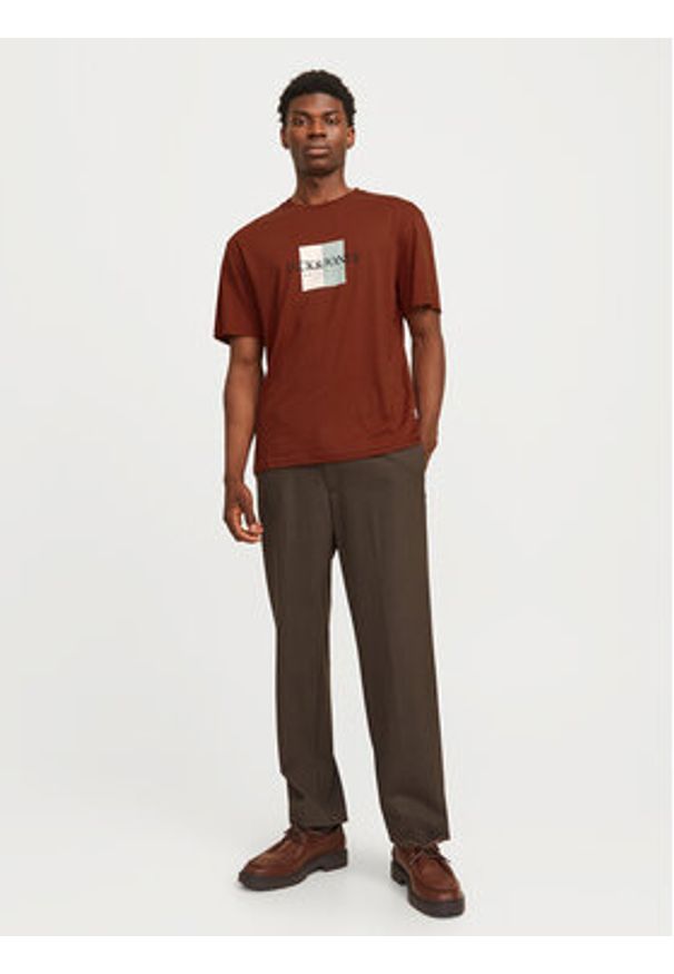 Jack & Jones - Jack&Jones T-Shirt Fredeiksberg 12262492 Brązowy Regular Fit. Kolor: brązowy. Materiał: bawełna