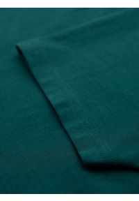 Ombre Clothing - Bawełniany męski t-shirt z nadrukiem na kieszonce – ciemnozielony V5. Okazja: na co dzień. Kolor: zielony. Materiał: bawełna. Wzór: nadruk. Styl: casual #4