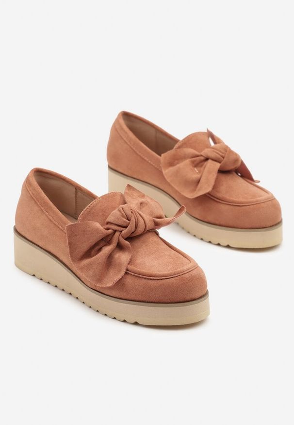 Born2be - Różowe Mokasyny z Imitacji Zamszu na Grubej Podeszwie Zdobione Kokardką Nusadea. Okazja: na co dzień. Kolor: różowy. Materiał: zamsz. Wzór: aplikacja. Styl: casual, klasyczny, elegancki