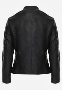 Born2be - Czarna Kurtka Ramoneska o Klasycznym Kroju ze Stójką na Nap Zeaniel. Okazja: na spacer, na co dzień. Typ kołnierza: kołnierzyk stójkowy. Kolekcja: plus size. Kolor: czarny. Materiał: poliester, skóra, jeans. Styl: klasyczny #8