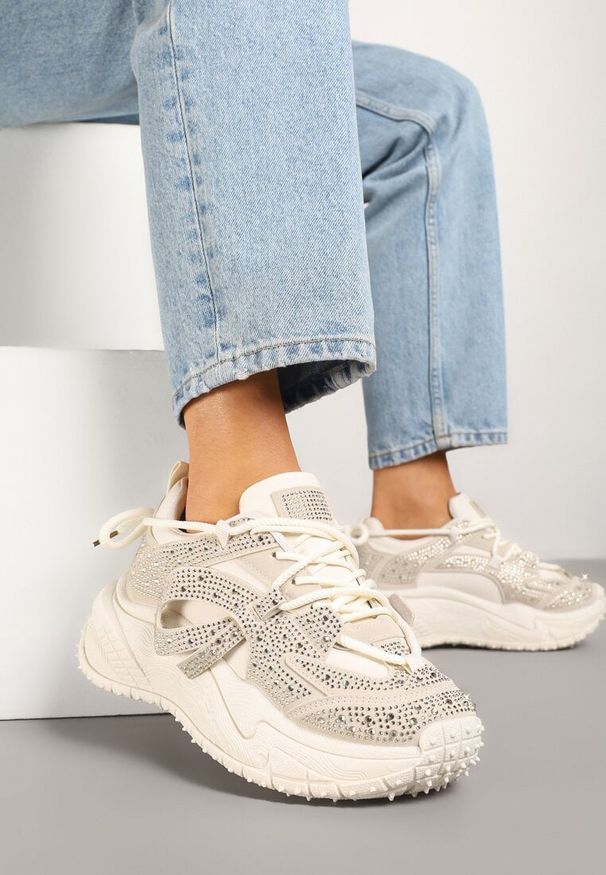 Born2be - Beżowe Sneakersy Ozdobione Drobnymi Cyrkoniami Sorisa. Okazja: na co dzień, na imprezę. Kolor: beżowy. Materiał: jeans. Wzór: aplikacja. Obcas: na obcasie. Wysokość obcasa: niski
