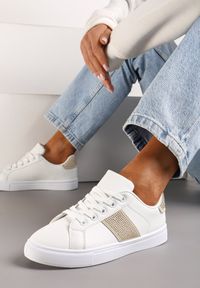 Born2be - Biało-Beżowe Sneakersy Ozdobione Cyrkoniami Perlara. Nosek buta: okrągły. Zapięcie: sznurówki. Kolor: biały. Materiał: materiał. Wzór: aplikacja. Obcas: na obcasie. Wysokość obcasa: niski #2