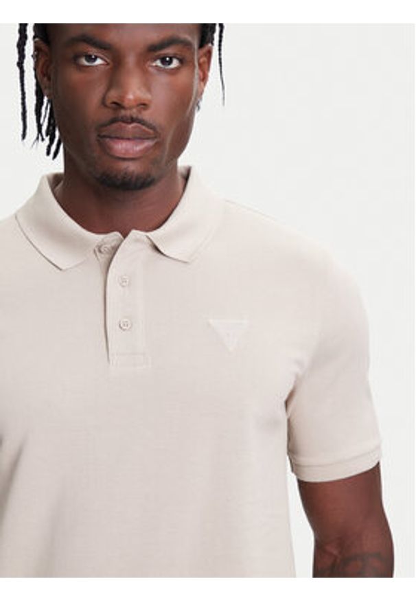 Guess Polo Z5YP02 K9WF1 Beżowy Regular Fit. Typ kołnierza: polo. Kolor: beżowy. Materiał: bawełna