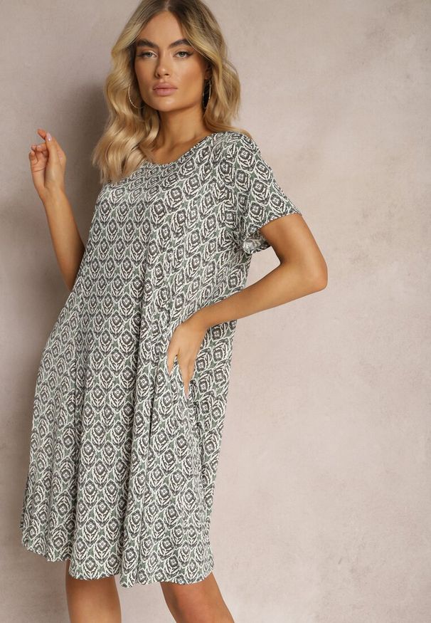 Renee - Zielona Wiskozowa Sukienka o Rozkloszowanym Fasonie z Ornamentalnym Wzorem Jasminas. Kolor: zielony. Materiał: wiskoza. Styl: boho