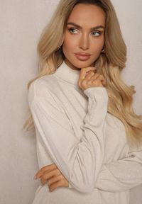 Renee - Jasnobeżowy Brokatowy Sweter z Wiskozą i Ozdobnymi Guzikami Onorvia. Kolor: beżowy. Materiał: wiskoza. Sezon: zima #5