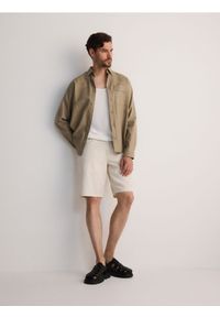 Reserved - Szorty regular fit - beżowy. Kolor: beżowy. Materiał: bawełna, tkanina #1