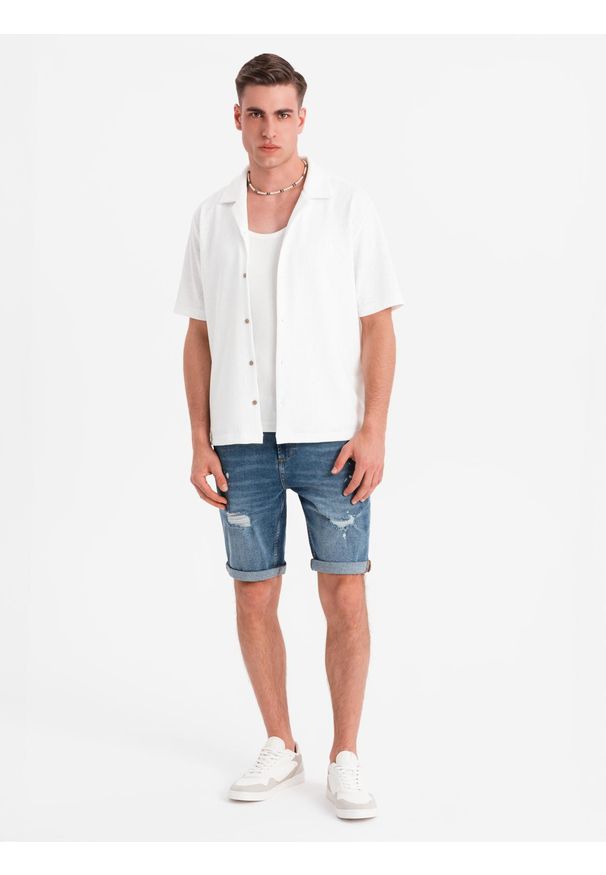 Ombre Clothing - Krótkie męskie spodenki jeansowe z przetarciami i podwiniętą nogawką – niebieskie V2 OM-SRDS-0186 - XXL. Okazja: na co dzień. Kolor: niebieski. Materiał: jeans. Długość: krótkie. Wzór: aplikacja. Sezon: lato. Styl: casual