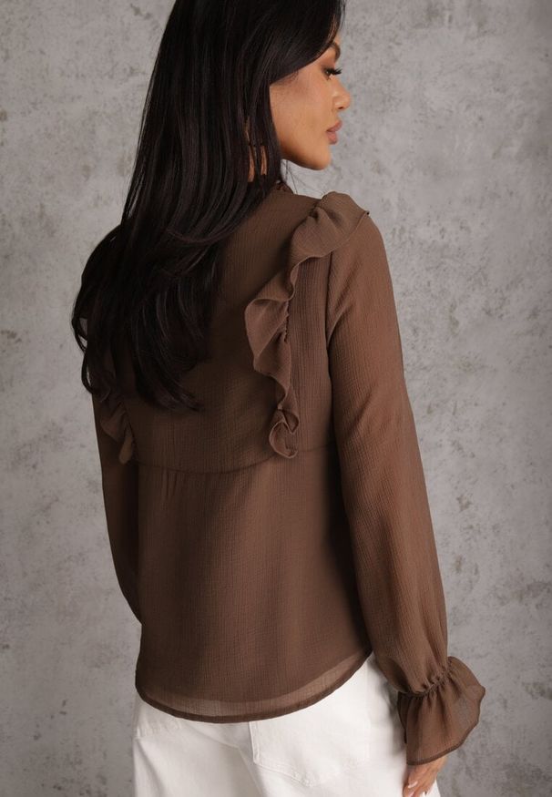 Renee - Brązowa Bluzka w Stylu Coquette z Falbankami i Wiązaniem przy Szyi Seathrina. Typ kołnierza: kołnierz z falbankami. Kolor: brązowy. Materiał: jeans, poliester